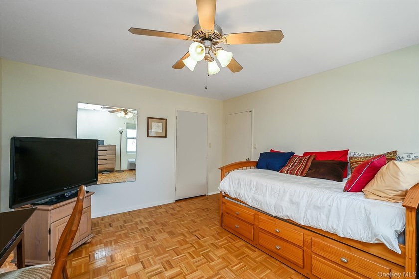 Magnificent Large Corner Apartment in Luxury Building along Long - photo 10