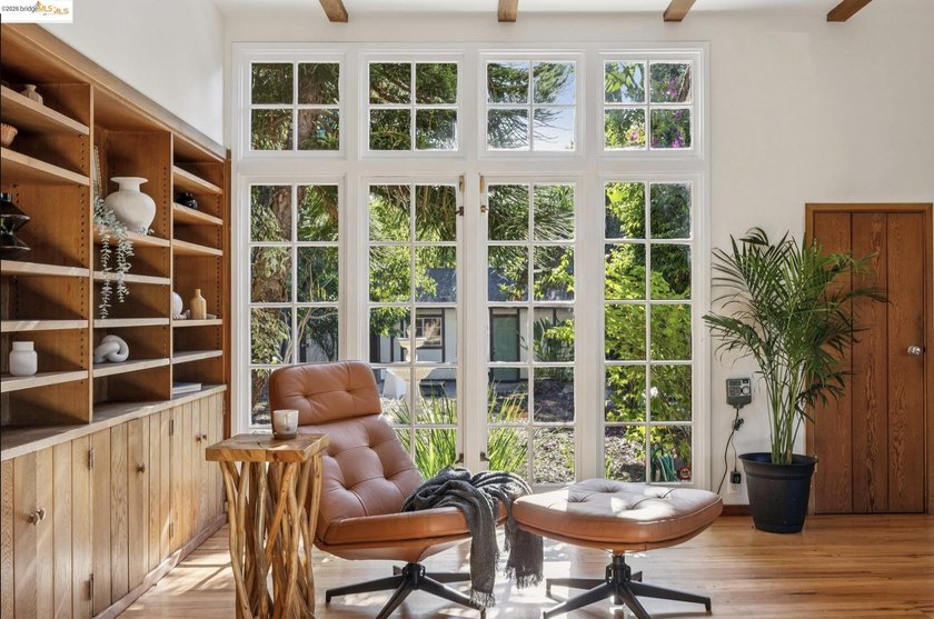Originally built as a carriage house for the historic Oak Tree - photo 2