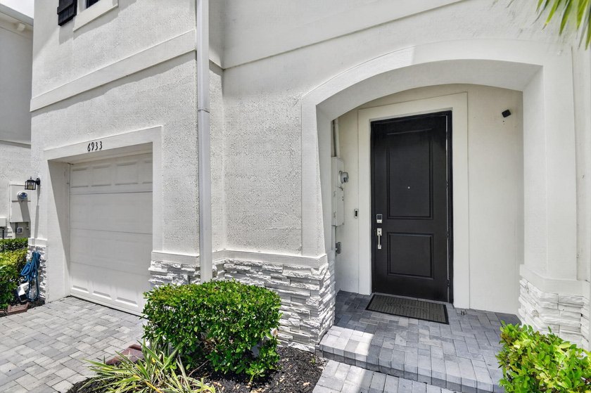 Modern Lakeside Living in Lake Worth | Gated Community 6933 - photo 4