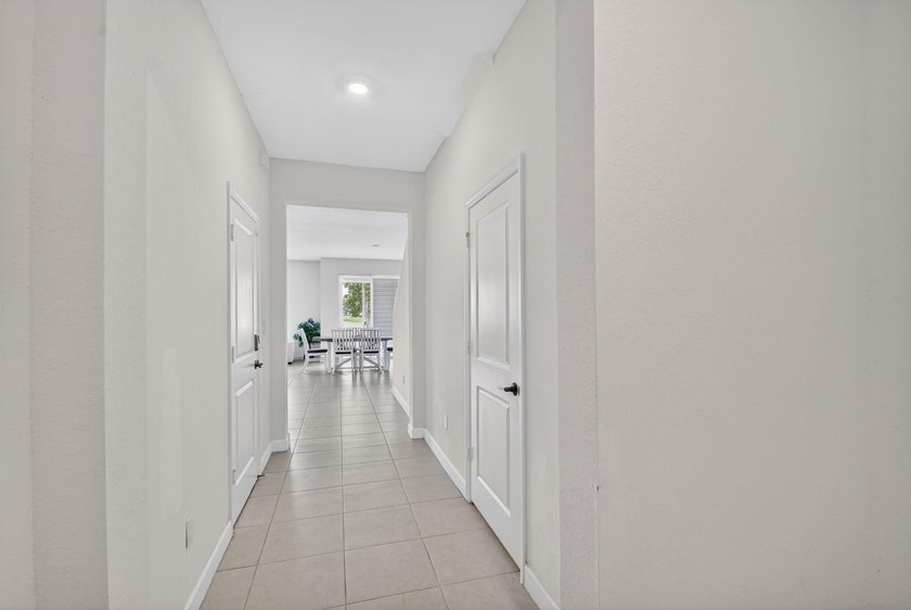 Modern Lakeside Living in Lake Worth | Gated Community 6933 - photo 5
