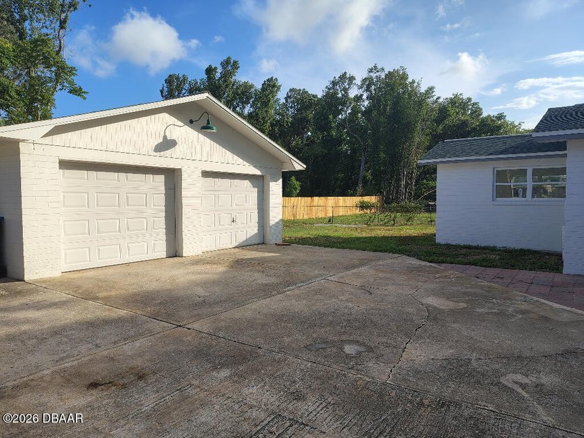 Large Garage or Workshop. Well maintained BLOCK home on a quiet - photo 2
