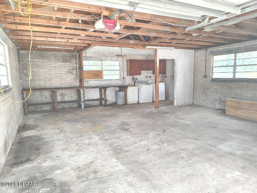 Large Garage or Workshop. Well maintained BLOCK home on a quiet - photo 4