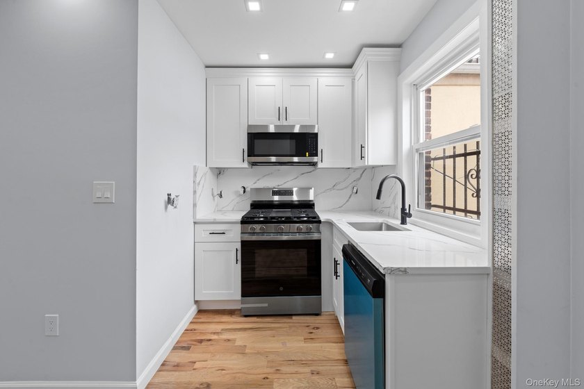 Space, style &amp; modern luxury come together at 252 East 86 Street - photo 4