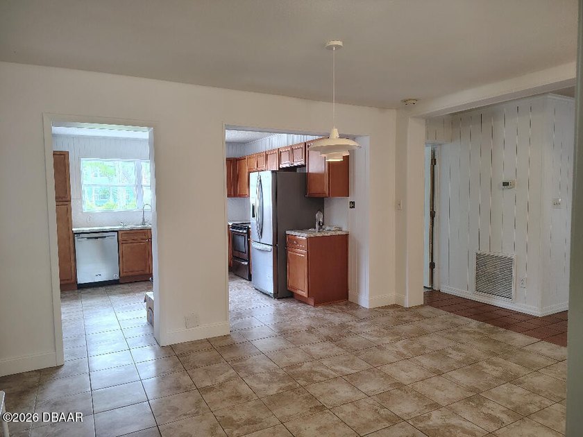 Large Garage or Workshop. Well maintained BLOCK home on a quiet - photo 8