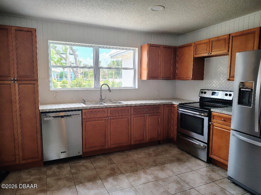 Large Garage or Workshop. Well maintained BLOCK home on a quiet - photo 9