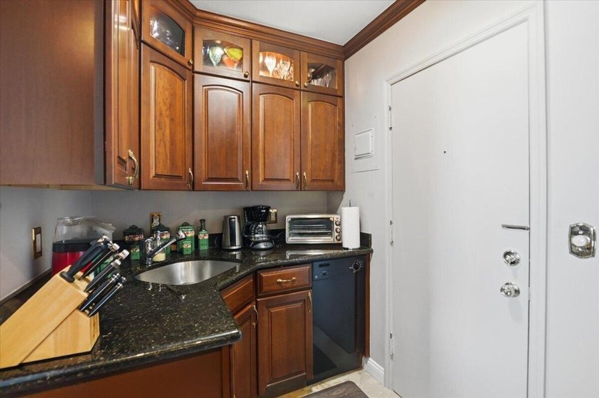 Charming 1 bed 1 1/2 bath 55+ co-op in Georgian Court Apts North - photo 3
