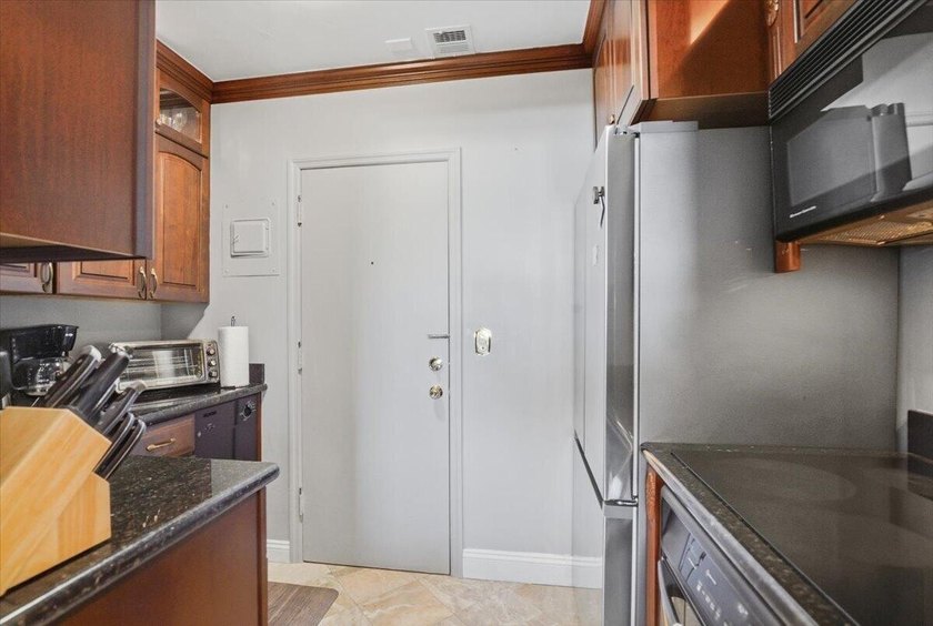 Charming 1 bed 1 1/2 bath 55+ co-op in Georgian Court Apts North - photo 4