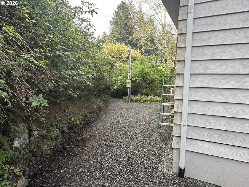 This well-maintained manufactured home is tucked in the hills - photo 20