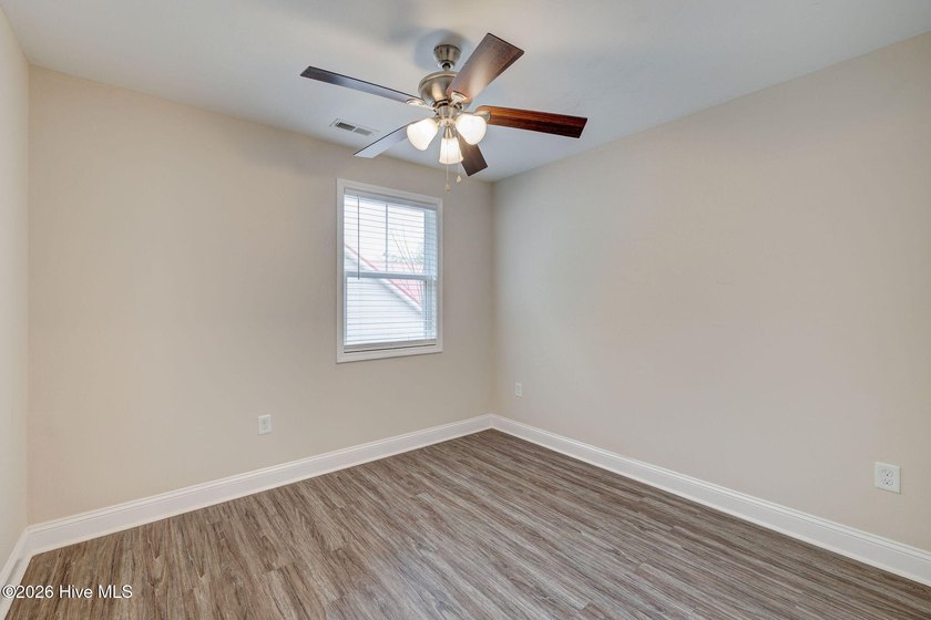 This like-new two-story home offers 3 bedrooms and 2.5 bathrooms - photo 24