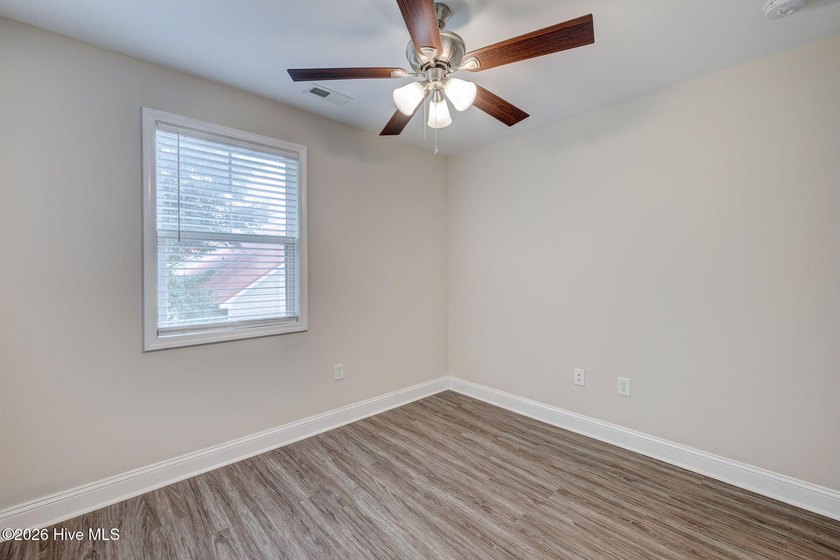 This like-new two-story home offers 3 bedrooms and 2.5 bathrooms - photo 30