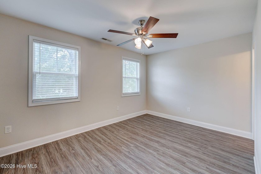 This like-new two-story home offers 3 bedrooms and 2.5 bathrooms - photo 31