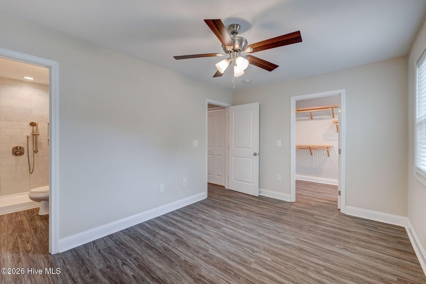 This like-new two-story home offers 3 bedrooms and 2.5 bathrooms - photo 33
