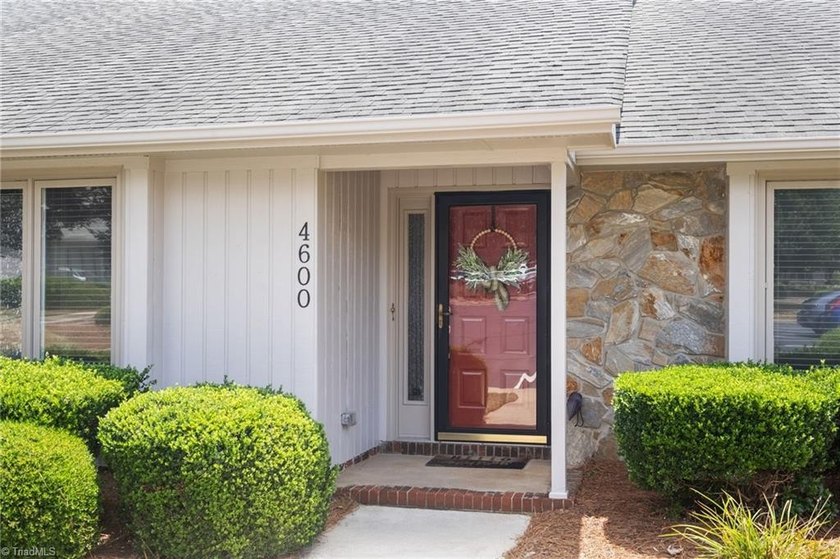 Enjoy effortless one-level living at Carmel by the Lake - photo 4