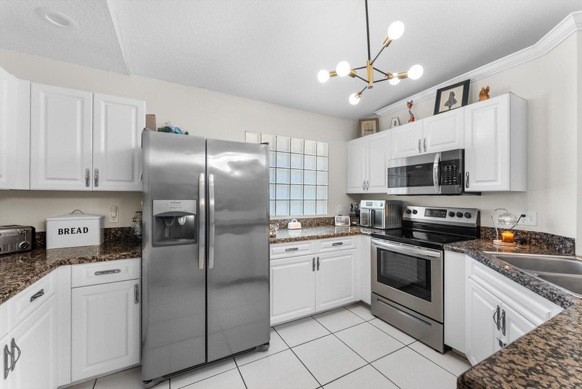 Beautifully maintained 3-bedroom, 2-bathroom home located in the - photo 7