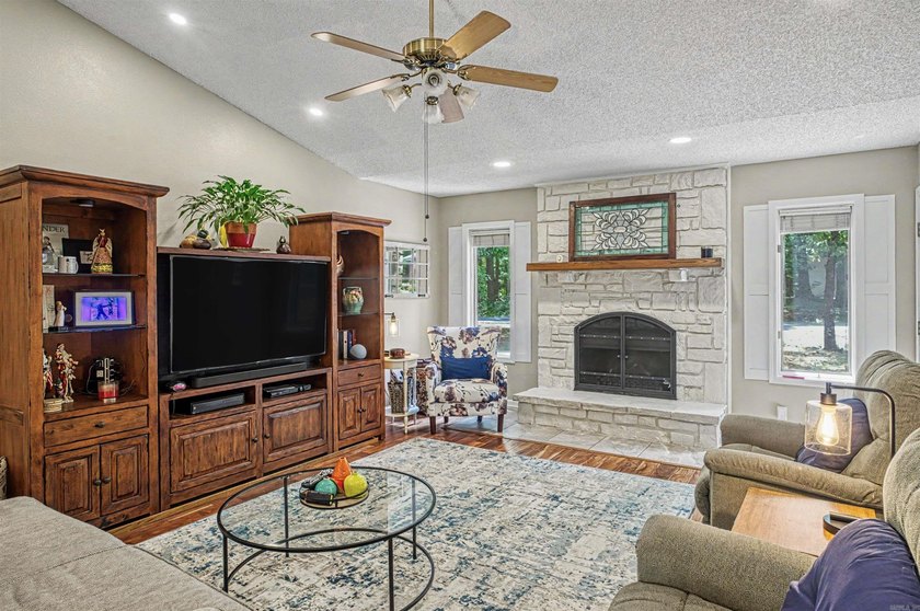 Charming home ready to meet new owner! Located in beautiful Hot - photo 8