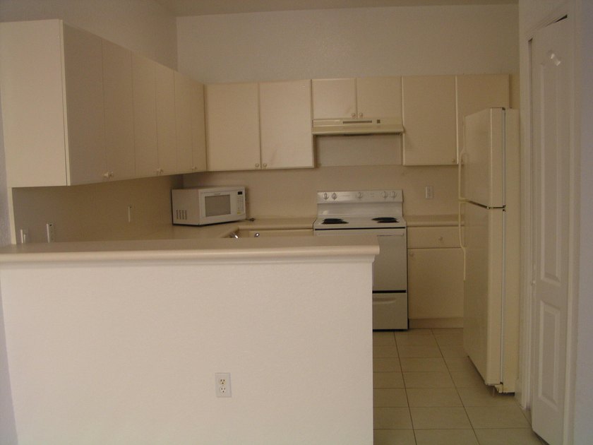 3 Bedroom 2-1/2 bath condo with 2 levels inside-living area on - photo 3