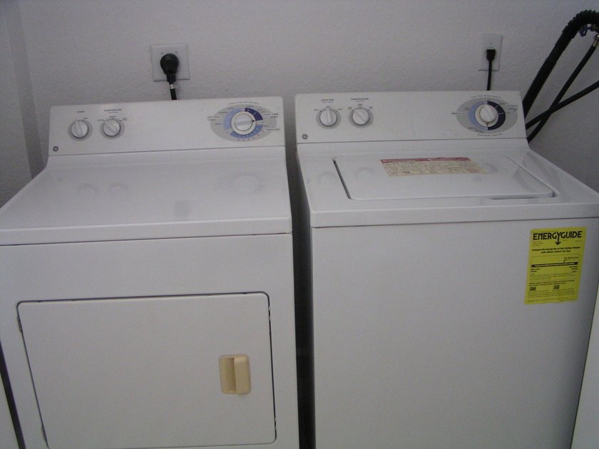 3 Bedroom 2-1/2 bath condo with 2 levels inside-living area on - photo 4