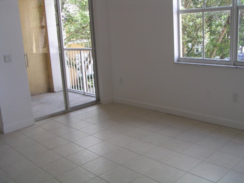 3 Bedroom 2-1/2 bath condo with 2 levels inside-living area on - photo 5