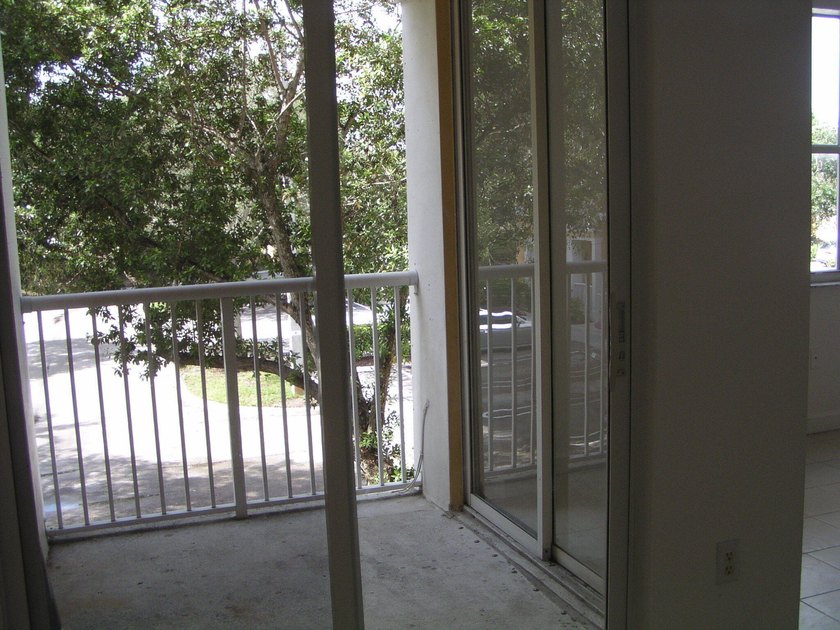 3 Bedroom 2-1/2 bath condo with 2 levels inside-living area on - photo 6