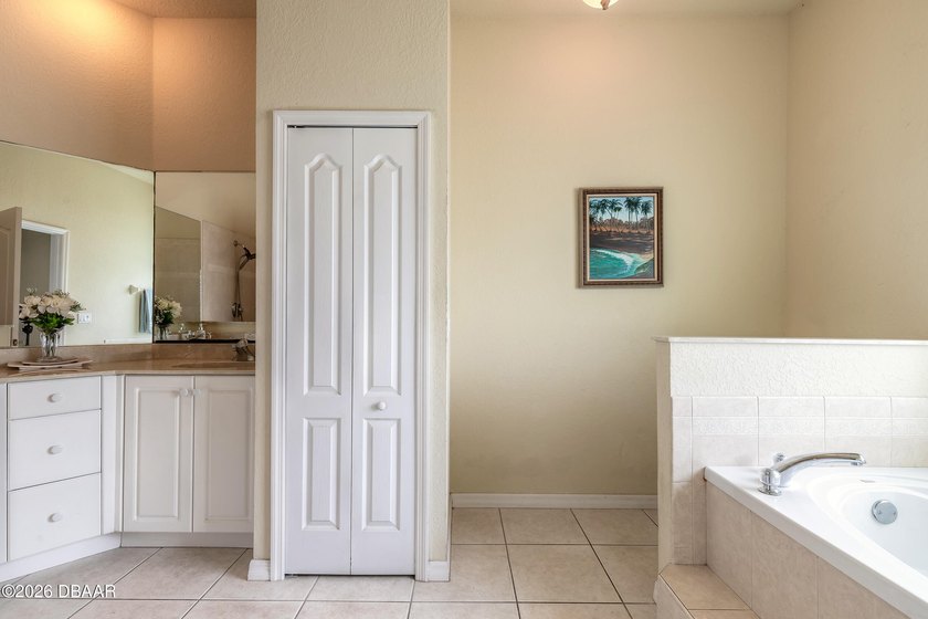 Welcome home to this beautifully maintained 4-bedroom - photo 8