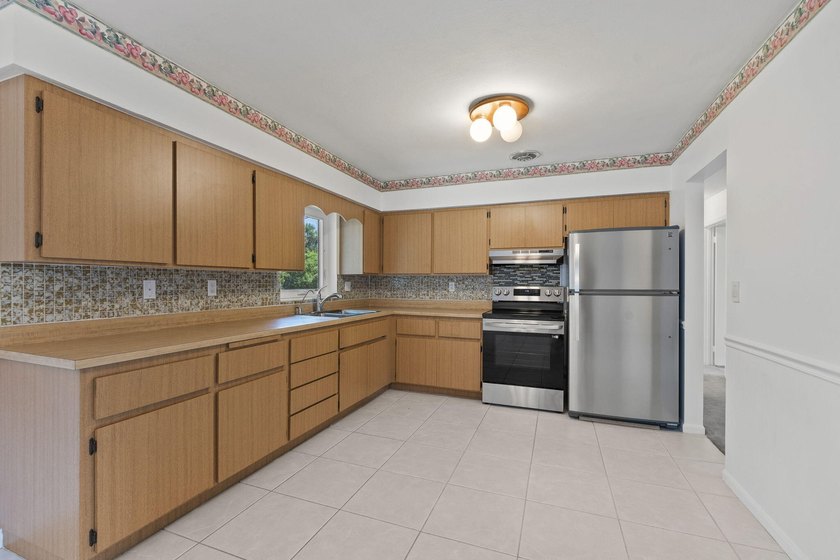 Located in Lakewood Park, this clean and well-kept 3-bedroom - photo 6