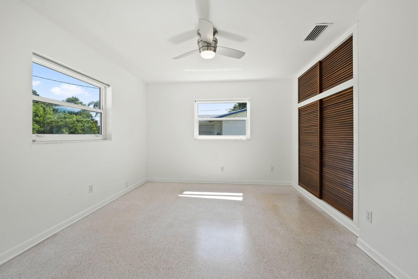 Located in Lakewood Park, this clean and well-kept 3-bedroom - photo 8