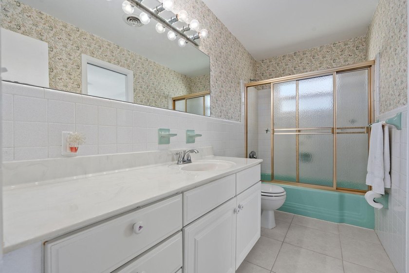 Located in Lakewood Park, this clean and well-kept 3-bedroom - photo 10