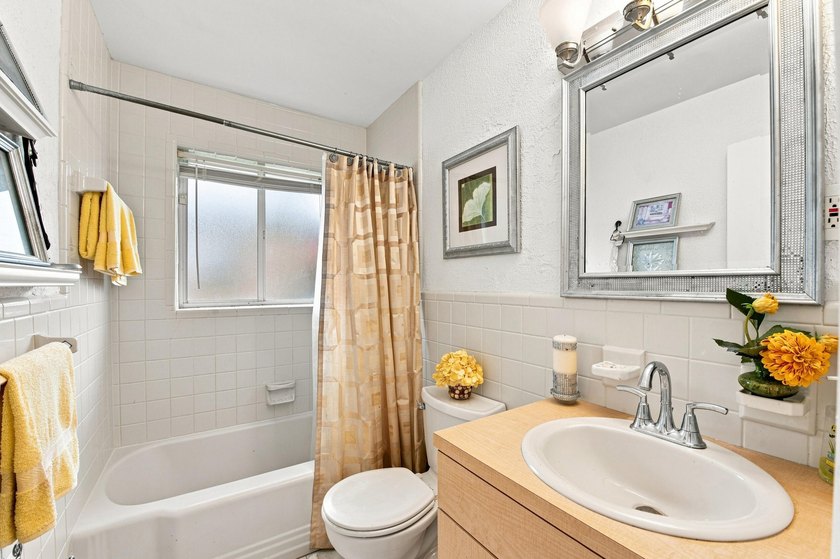 Welcome to this spacious 3-bedroom, 3-bathroom home located in - photo 16