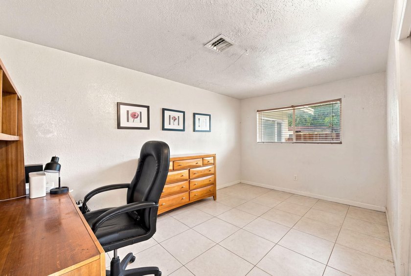 Welcome to this spacious 3-bedroom, 3-bathroom home located in - photo 17