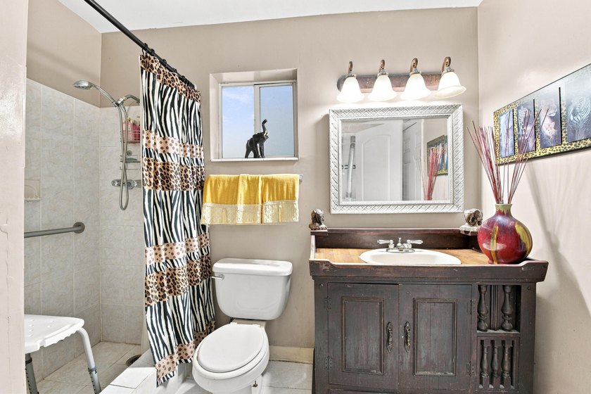 Welcome to this spacious 3-bedroom, 3-bathroom home located in - photo 18