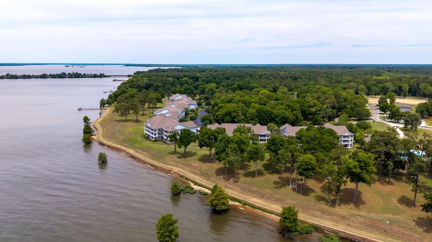 Ground floor corner unit with spectacular views of Lake Marion - photo 18