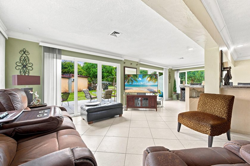 Welcome to this spacious 3-bedroom, 3-bathroom home located in - photo 22