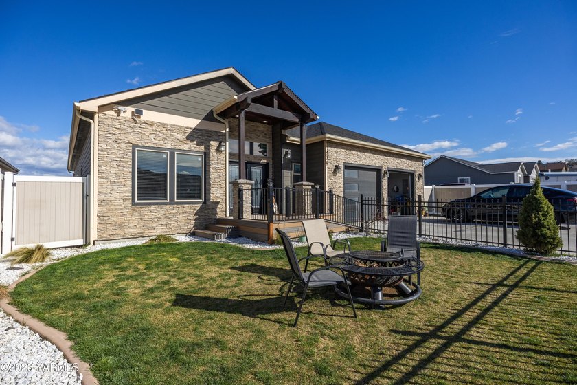 Welcome to this stunning 4-bedroom, 2.5-bathroom custom-built - photo 2