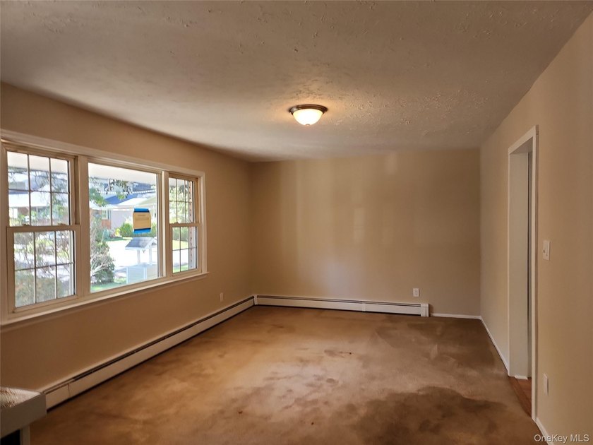 Spacious Colonial with 7 rooms 4 beds and 1.5 baths located in - photo 3