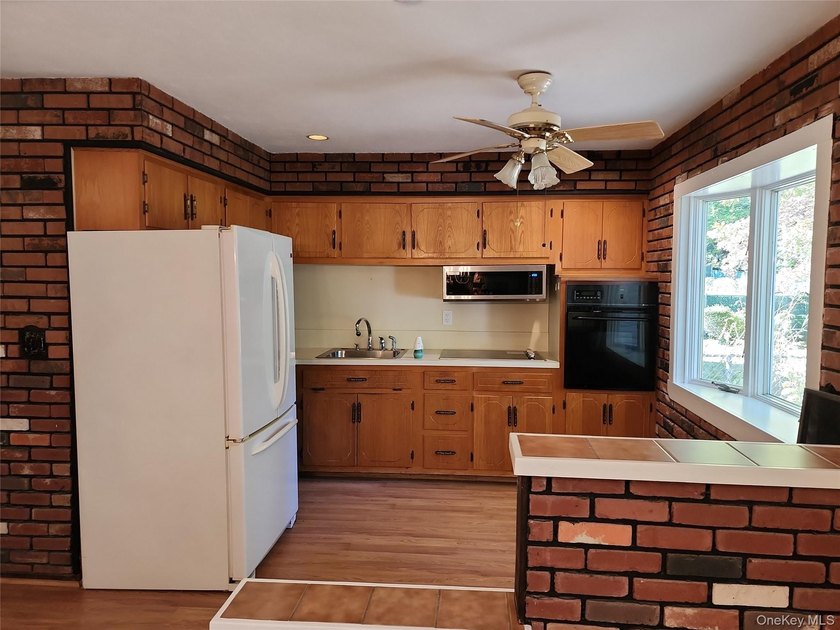 Spacious Colonial with 7 rooms 4 beds and 1.5 baths located in - photo 4