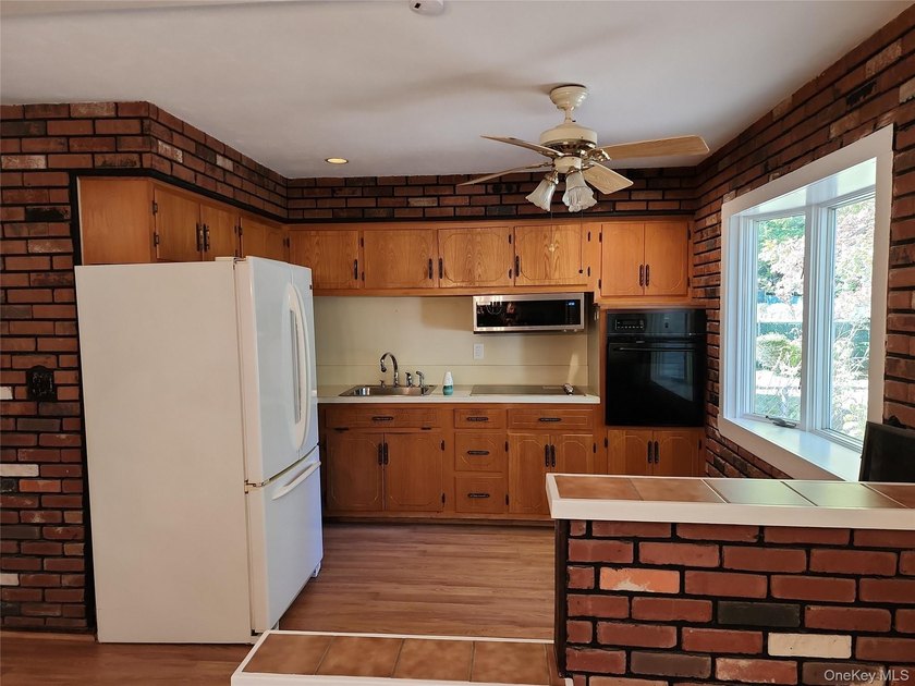 Spacious Colonial with 7 rooms 4 beds and 1.5 baths located in - photo 5