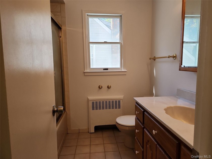 Spacious Colonial with 7 rooms 4 beds and 1.5 baths located in - photo 7