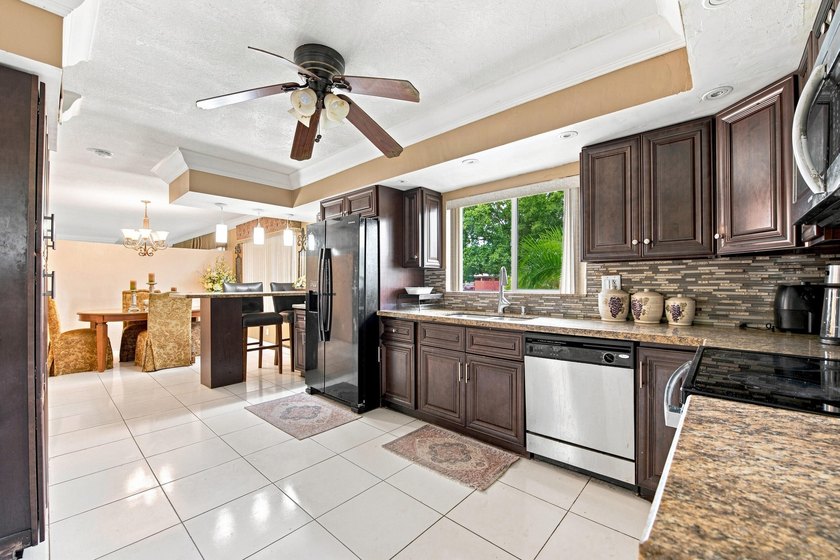 Welcome to this spacious 3-bedroom, 3-bathroom home located in - photo 30