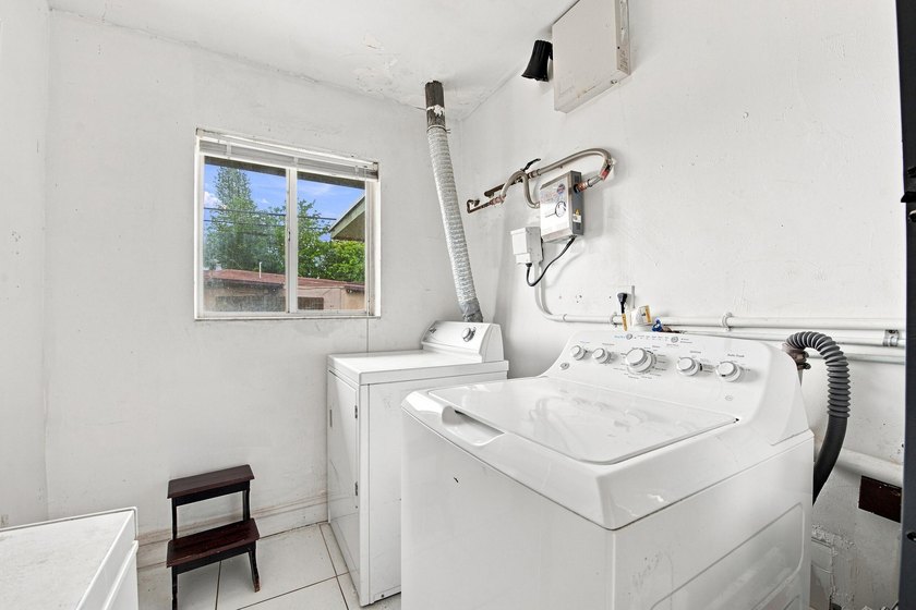 Welcome to this spacious 3-bedroom, 3-bathroom home located in - photo 31