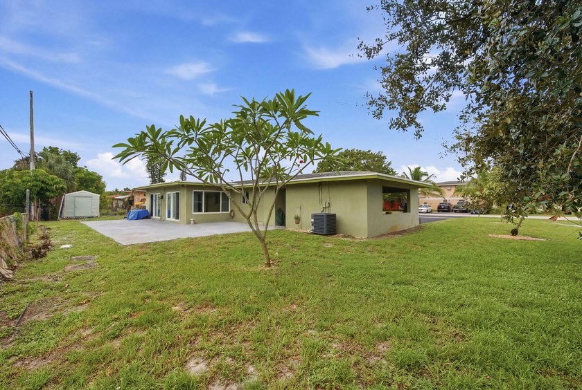 Welcome to this spacious 3-bedroom, 3-bathroom home located in - photo 33