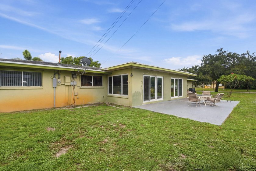 Welcome to this spacious 3-bedroom, 3-bathroom home located in - photo 35