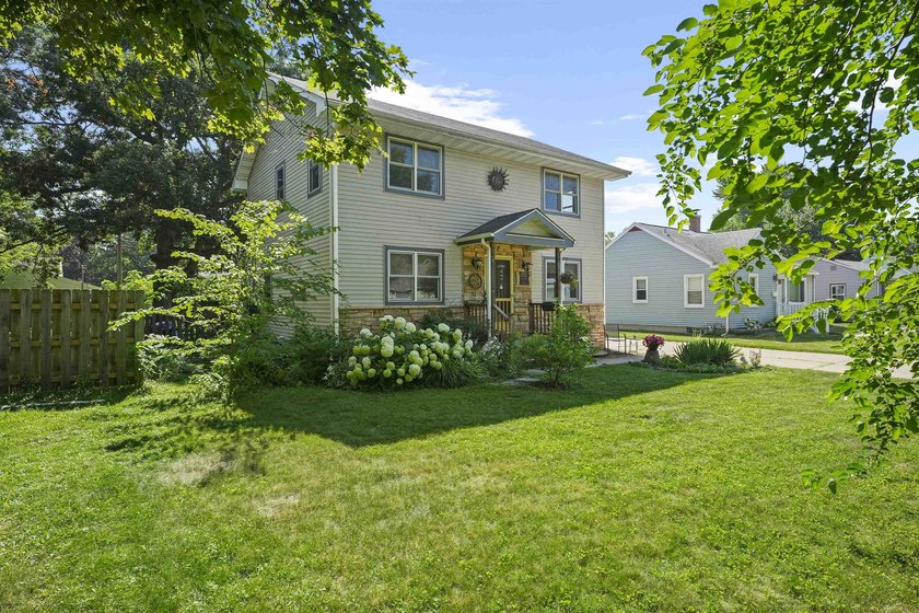 Showings begin on July 17, 2026 @NOON Beautifully updated - photo 2