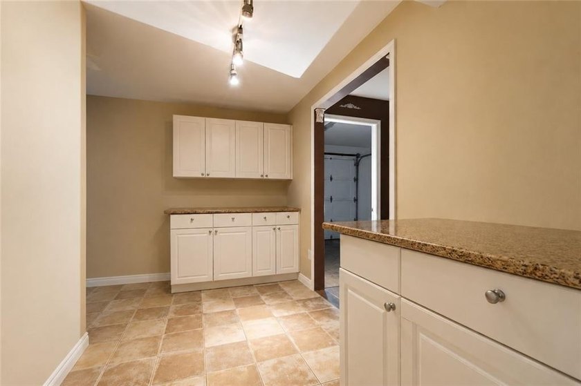 Tottenville-Fully detached two family home, 7 room duplex over a - photo 16