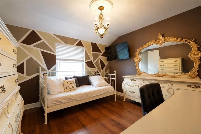 Tottenville-Fully detached two family home, 7 room duplex over a - photo 22