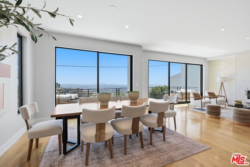 Stunning contemporary showplace situated in a quiet and - photo 22