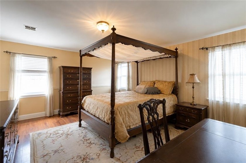 Tottenville-Fully detached two family home, 7 room duplex over a - photo 27