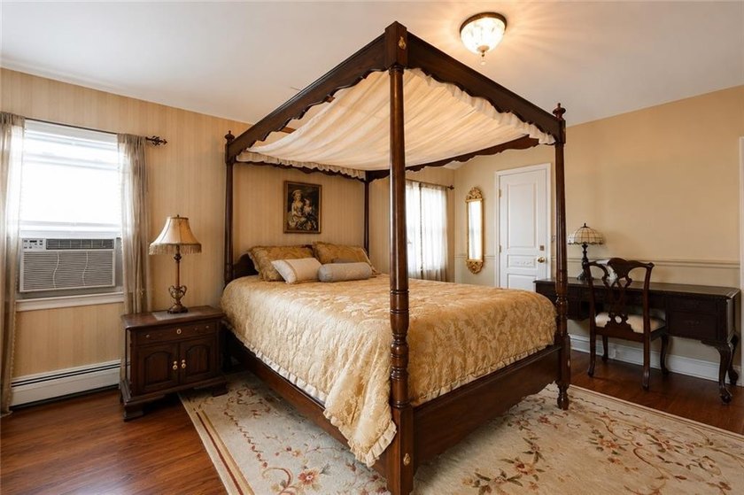 Tottenville-Fully detached two family home, 7 room duplex over a - photo 28