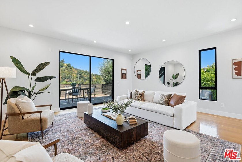 Stunning contemporary showplace situated in a quiet and - photo 30