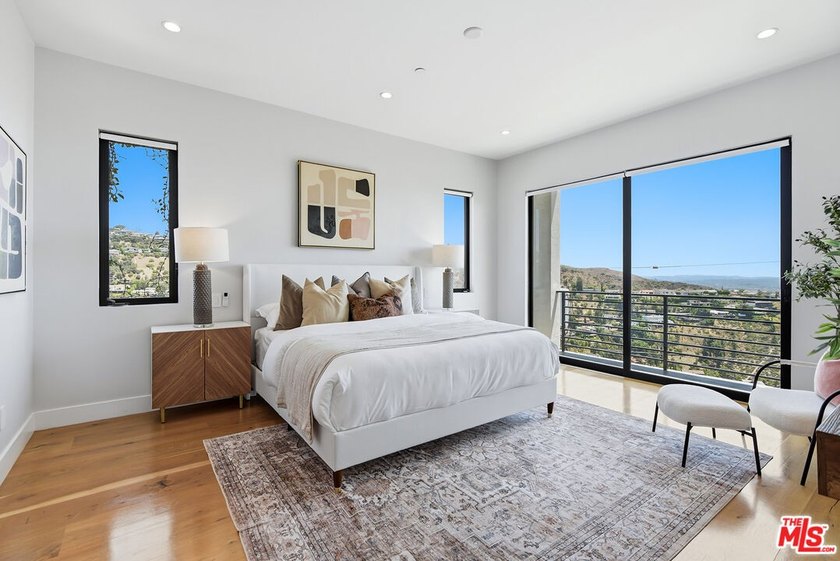 Stunning contemporary showplace situated in a quiet and - photo 33