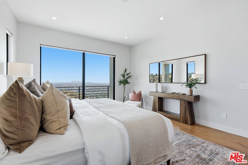 Stunning contemporary showplace situated in a quiet and - photo 34